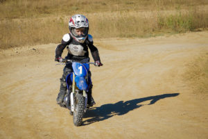 Moto cross enfant sur circuit