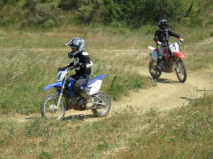 Moto cross enfant sur circuit