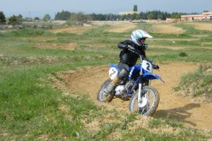 Moto cross enfant sur circuit